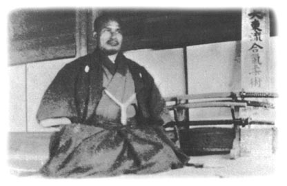 Morihei im Alter von 38 Jahren vor seinem ersten Dojo in Ayabe. Dort unterrichtet er Omoto-Kyo-Anhänger in Daito-Ryu Aiki-Jujutsu.